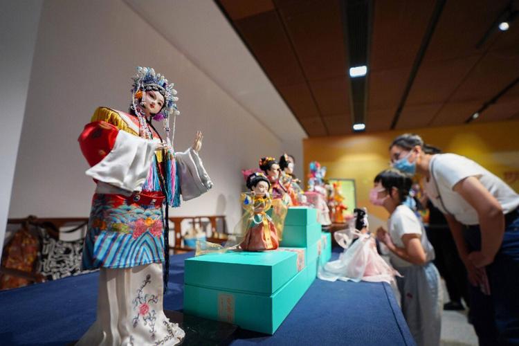 观众在中国工艺美术馆(也称中国非物质文化遗产馆)观看北京绢人工艺品